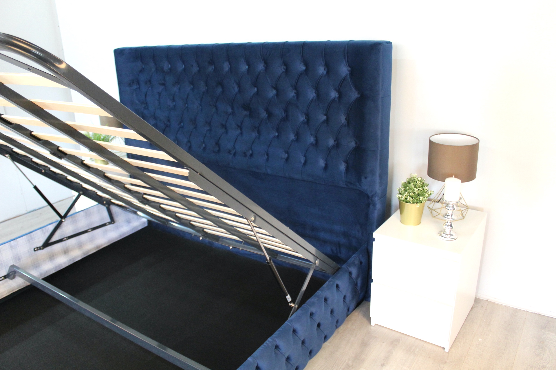 Elizabeth Upholstered Chesterfield Buttoned Gas Lift Bed Frame - Image 4