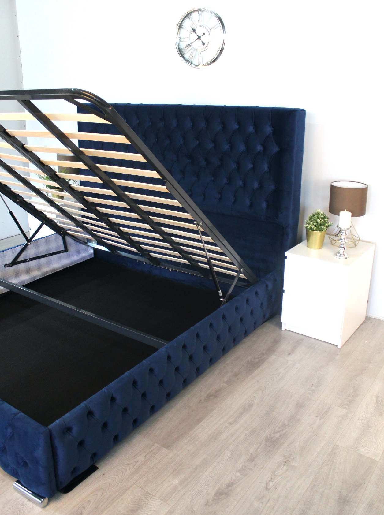 Elizabeth Upholstered Chesterfield Buttoned Gas Lift Bed Frame - Image 5