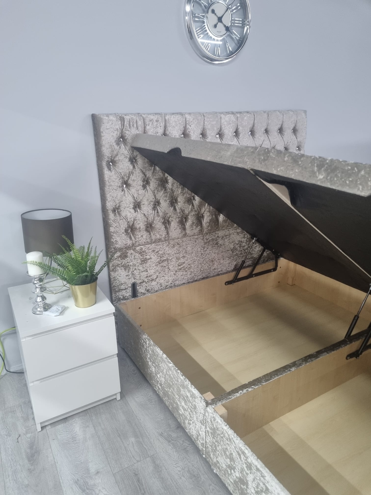 Giavinco Chesterfield Buttoned Ottoman Side Gas Lift - Image 4