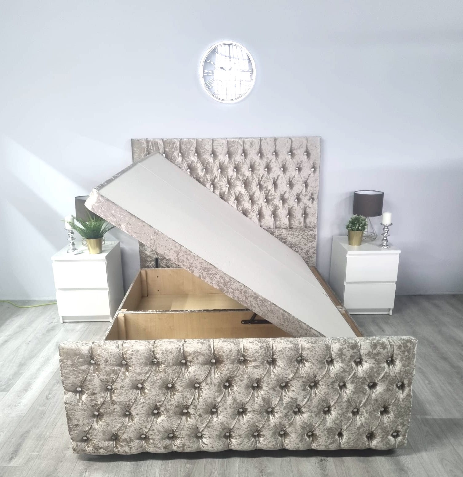 Giavinco Chesterfield Buttoned Ottoman Side Gas Lift - Image 3